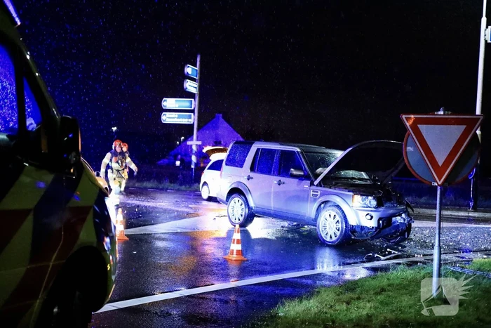 Twee auto's botsen op kruising