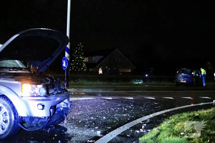 Twee auto's botsen op kruising