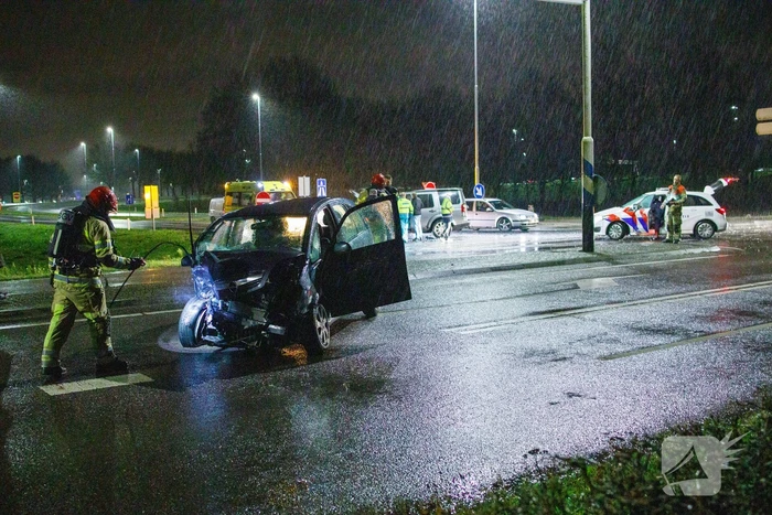 Twee auto's botsen op kruising