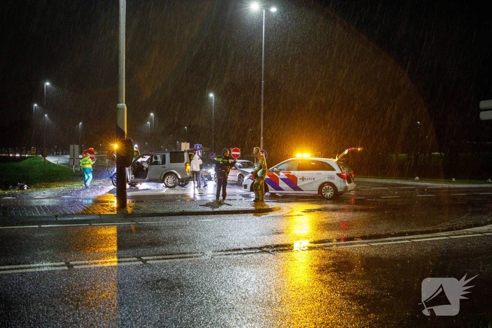 Twee auto's botsen op kruising