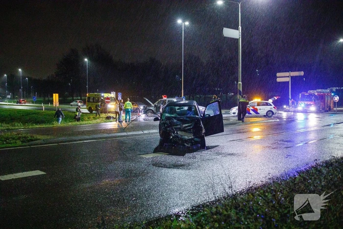 Twee auto's botsen op kruising