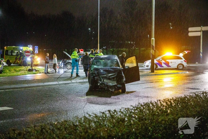 Twee auto's botsen op kruising