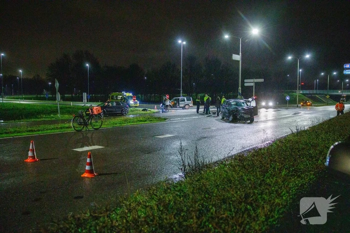 Twee auto's botsen op kruising