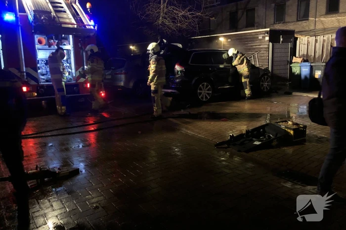 Geparkeerde hybride auto brandt volledig uit