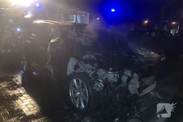 Geparkeerde hybride auto brandt volledig uit