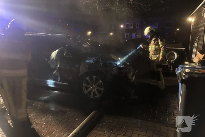 Geparkeerde hybride auto brandt volledig uit