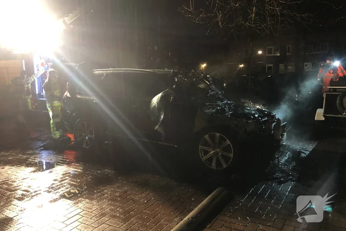 Geparkeerde hybride auto brandt volledig uit