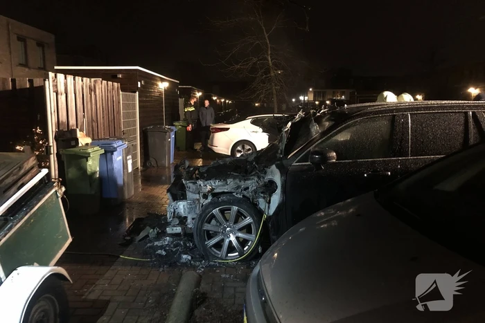 Geparkeerde hybride auto brandt volledig uit