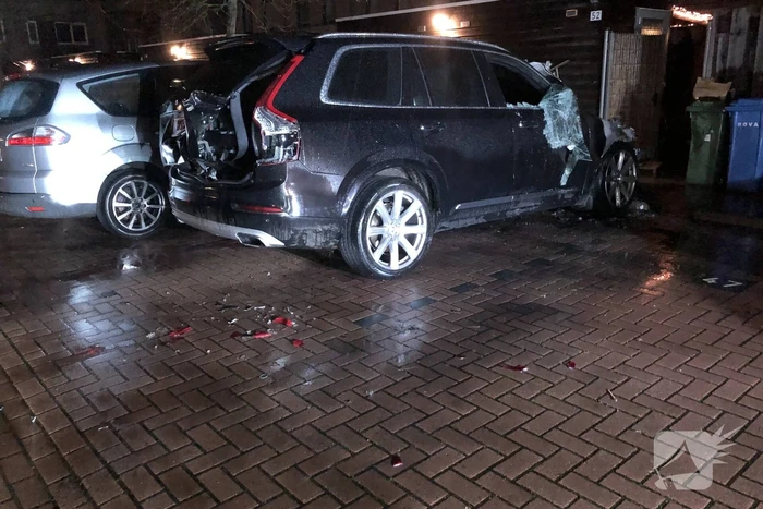 Geparkeerde hybride auto brandt volledig uit
