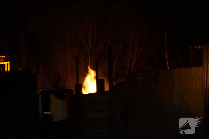 Berg afval in brand gevlogen