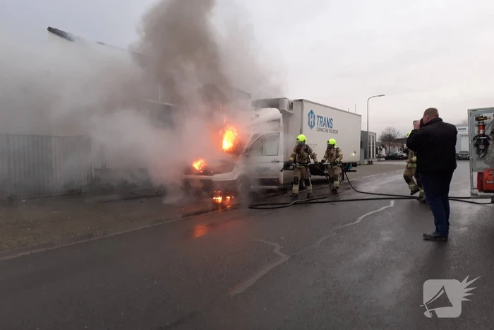 Bestelbus vliegt in brand tijdens rit