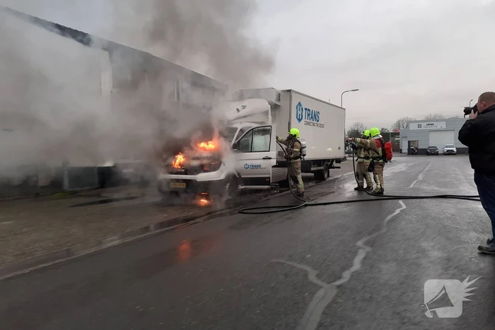 Bestelbus vliegt in brand tijdens rit