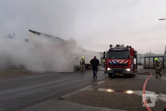 Bestelbus vliegt in brand tijdens rit