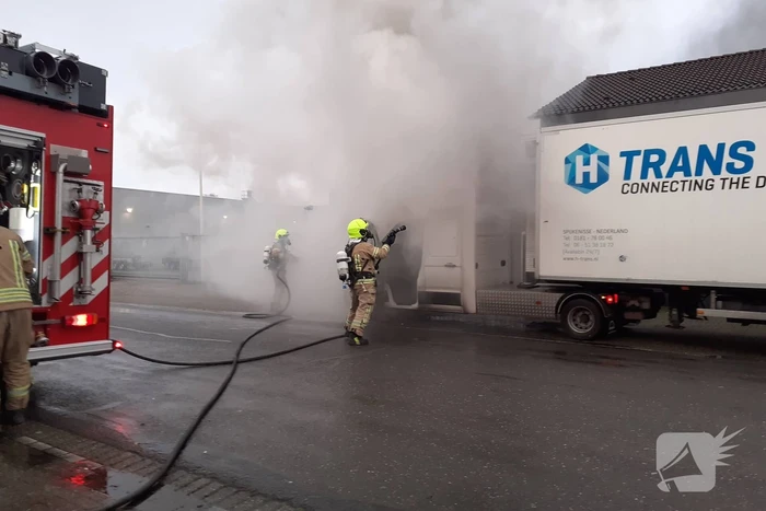 Bestelbus vliegt in brand tijdens rit