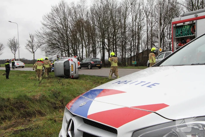 Auto belandt op zijn kant in berm