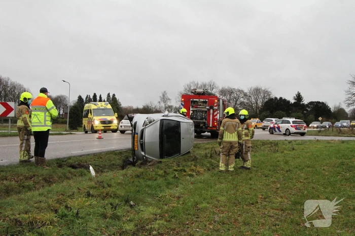 Auto belandt op zijn kant in berm