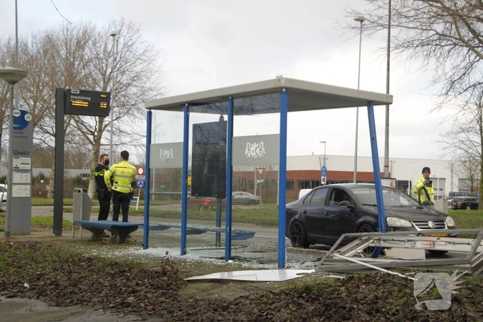 Bushok sneuveld na botsing tussen twee auto's