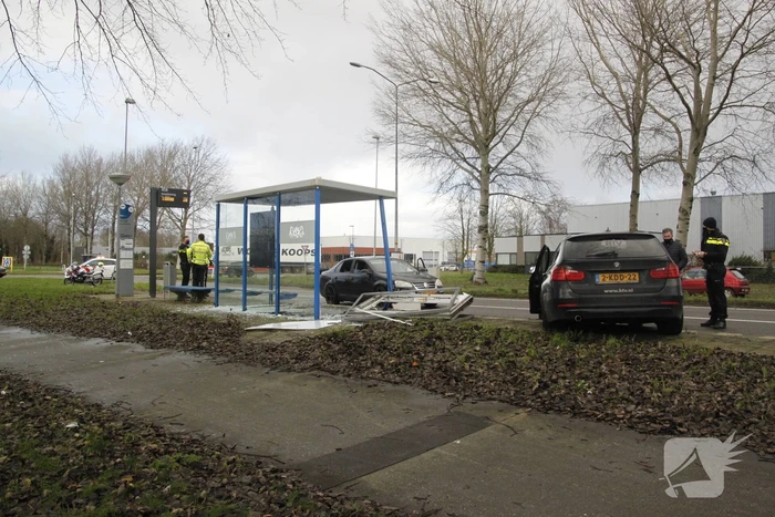 Bushok sneuveld na botsing tussen twee auto's