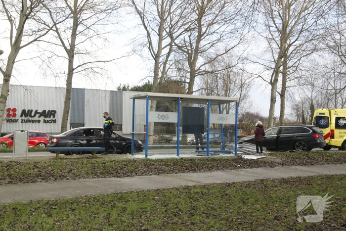 Bushok sneuveld na botsing tussen twee auto's