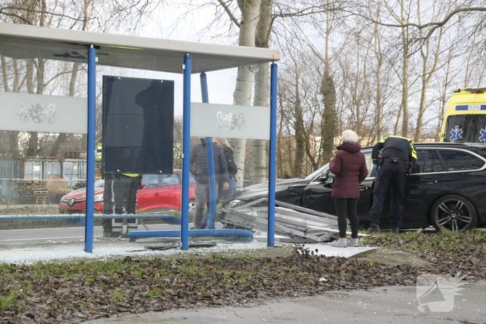 Bushok sneuveld na botsing tussen twee auto's