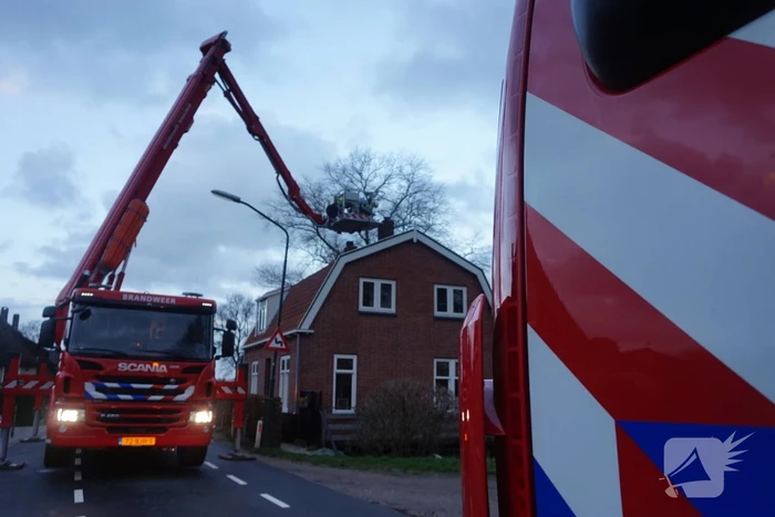 Brandweer veegt schoorsteen na brand