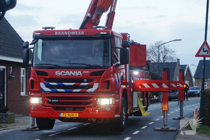 Brandweer veegt schoorsteen na brand