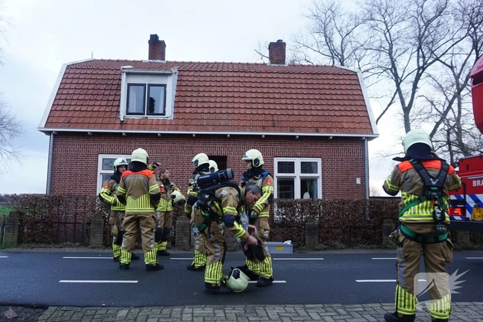 Brandweer veegt schoorsteen na brand