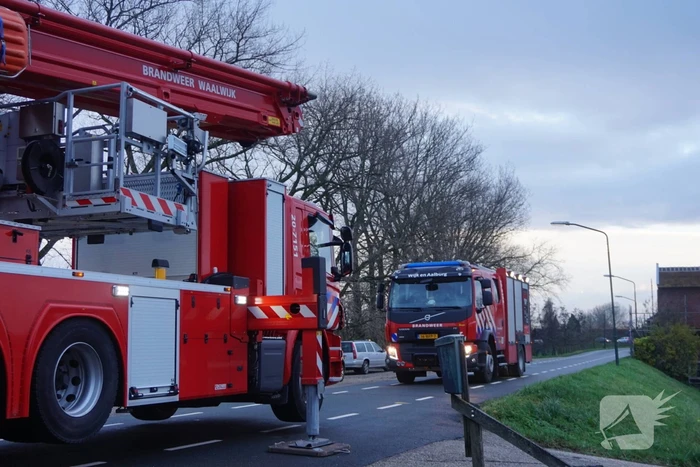 Brandweer veegt schoorsteen na brand