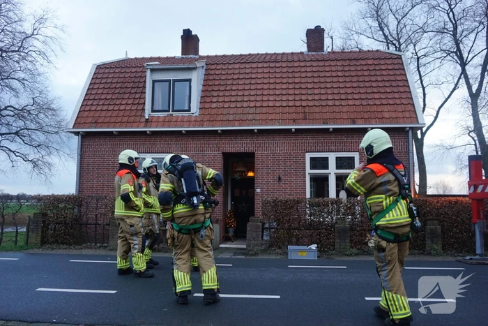 Brandweer veegt schoorsteen na brand