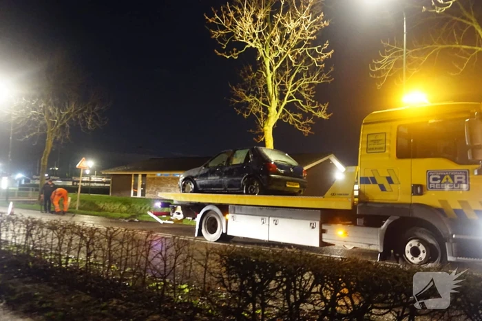 Auto raakt van de weg in een sloot