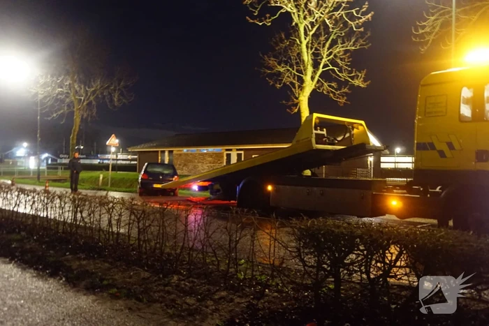 Auto raakt van de weg in een sloot