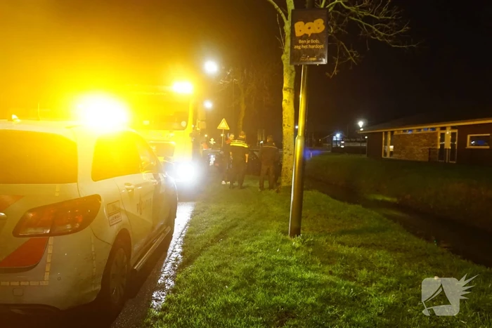 Auto raakt van de weg in een sloot