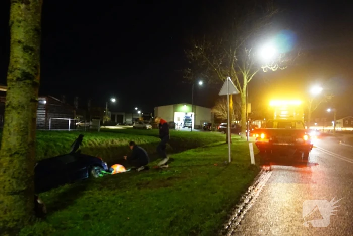 Auto raakt van de weg in een sloot