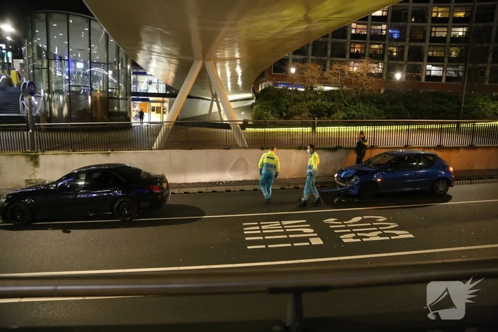 Flinke schade bij verkeersongeval voor brug