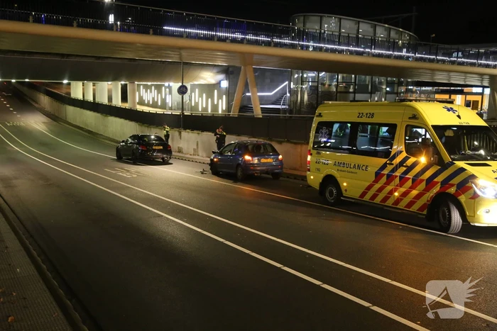 Flinke schade bij verkeersongeval voor brug