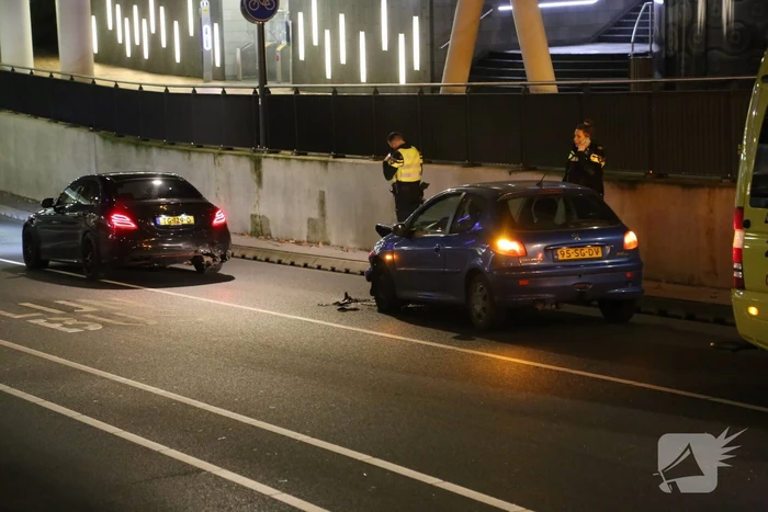 Flinke schade bij verkeersongeval voor brug