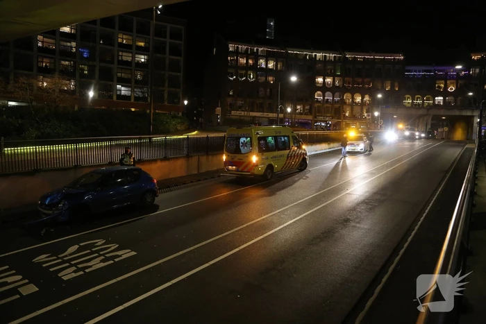 Flinke schade bij verkeersongeval voor brug
