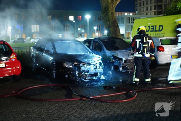 Twee auto's volledig uitgebrand
