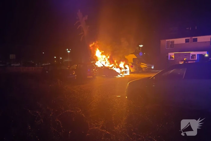 Twee auto's volledig uitgebrand