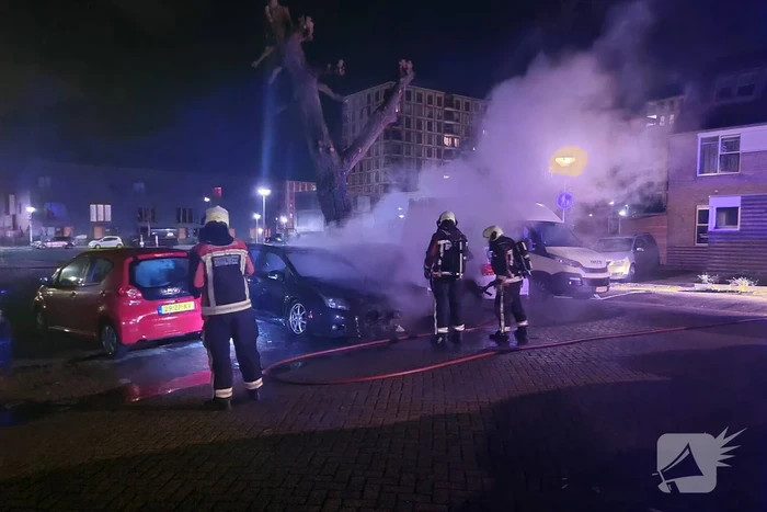 Twee auto's volledig uitgebrand