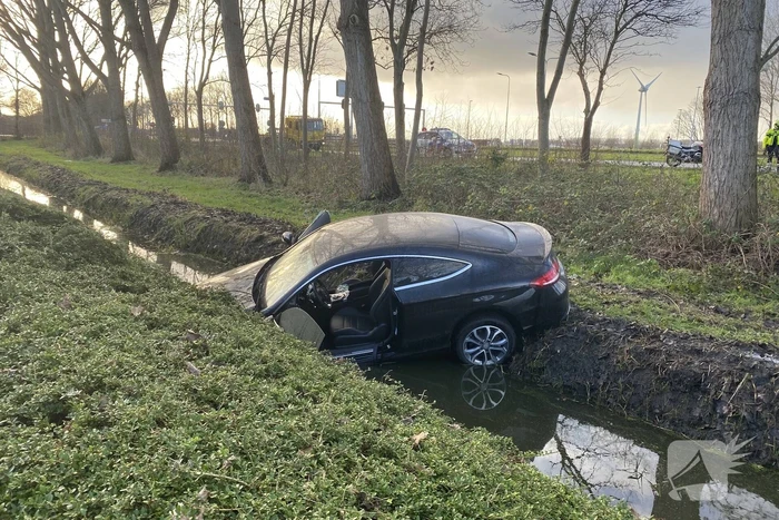 Bestuurder belandt met auto in sloot