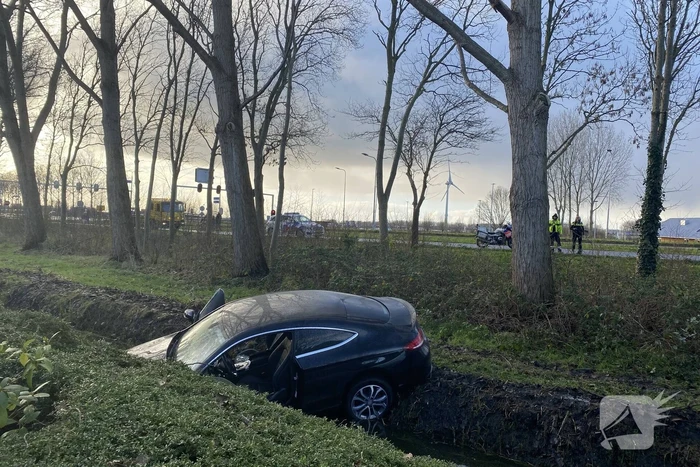 Bestuurder belandt met auto in sloot