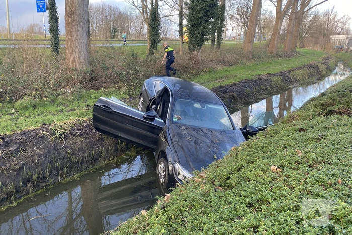 Bestuurder belandt met auto in sloot