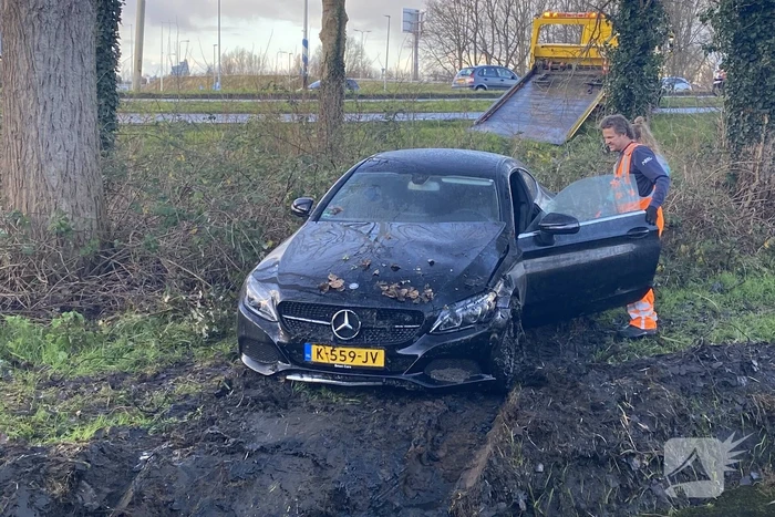 Bestuurder belandt met auto in sloot