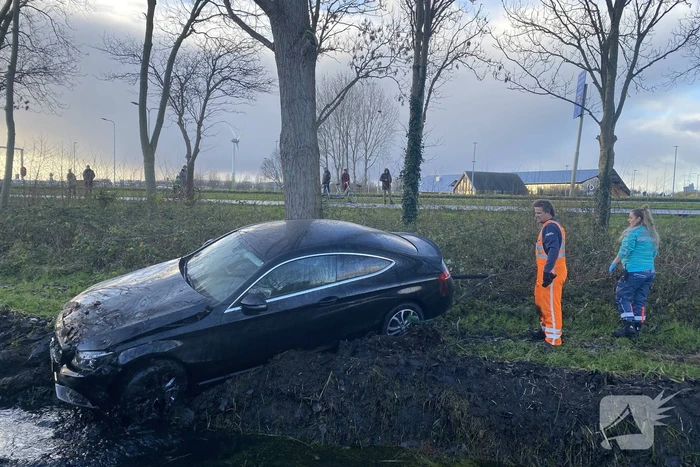 Bestuurder belandt met auto in sloot