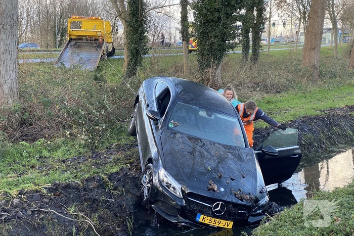 Bestuurder belandt met auto in sloot