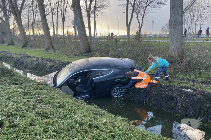 Bestuurder belandt met auto in sloot