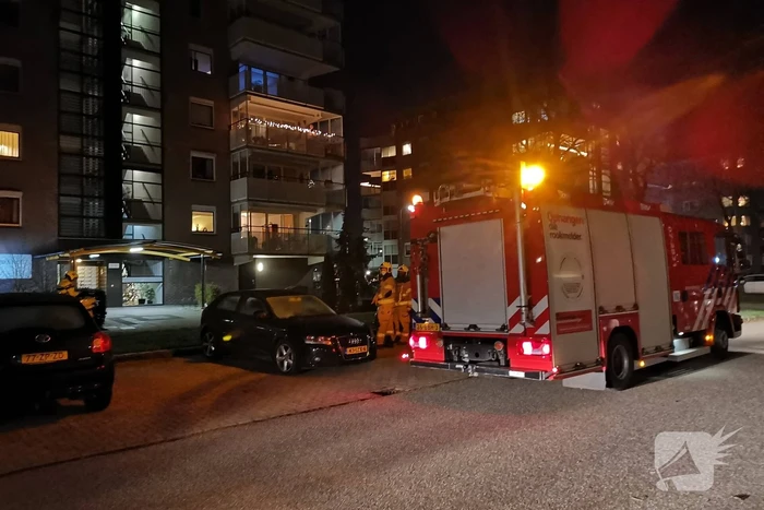 Brandweer blust brand op balkon