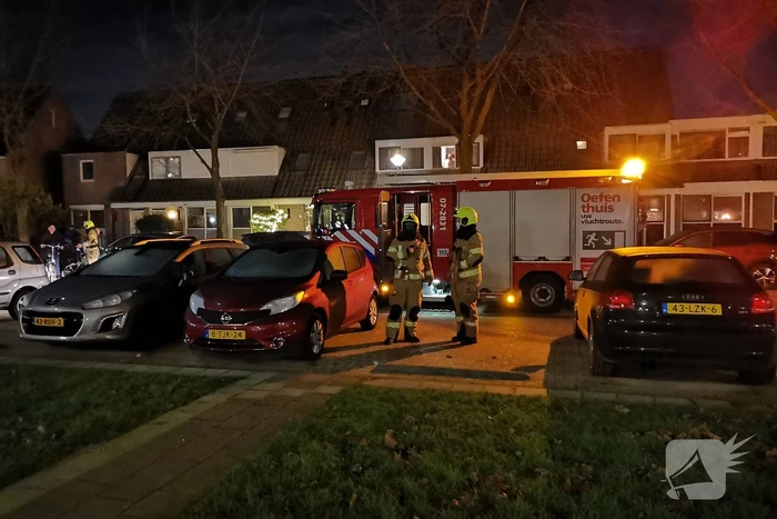 Brandweer blust brand op balkon