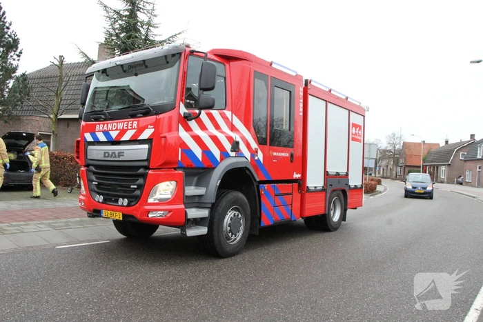 Vrouw zit klem in stoel van auto